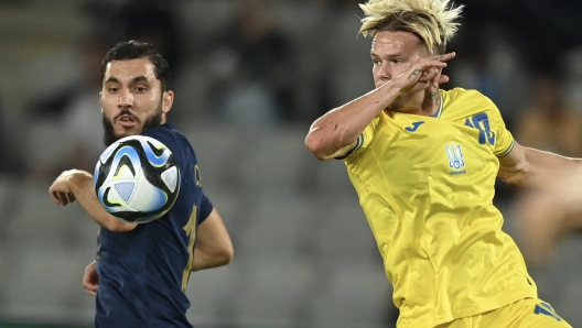 France's forward Rayan Cherki (L) and Ukraine's forward Mykhailo Mudryk vie for the ball during the UEFA European Under-21 Championship Quarter Final football match France vs Ukraine in Cluj-Napoca, Romania, on July 2, 2023. (Photo by MIHAI BARBU / AFP)