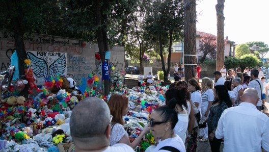 Un momento della fiaccolata per Manuel, il bimbo di 5 anni rimasto ucciso il 14 giugno nello scontro tra il Suv Lamborghini, guidato dallo YouTuber Matteo Di Pietro, e la Smart su cui il piccolo viaggiava con la mamma e la sorellina, a Casal Palocco, Roma, 25 giugno 2023. ANSA/EMANUELE VALERI