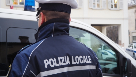 (DIRE) Bologna, 4 mag. - In Emilia-Romagna il sindacato della Polizia locale Sulpl si dice pronto a una mobilitazione a livello regionale se entro 20 giorni non riceverà risposte dalla presidenza della Regione sui temi della copertura assicurativa per gli infortuni in servizio e dell'introduzione di percorsi di sostegno psicologico. Per il sindacato, infatti, "dopo i fatti di Fara Vicentino, in cui un agente della Polizia locale è rimasto ferito in un conflitto a fuoco, è assolutamente necessario accelerare sulla riforma regionale che andrebbe ad introdurre una specifica copertura assicurativa sugli infortuni in servizio".    Ad oggi, ricordano dal Sulpl, "a causa di una riforma nazionale che non ha ancora visto la luce, la Polizia locale non gode delle stesse tutele contributive e previdenziali delle altre forze di polizia", e "in caso di infortuni sul lavoro con gravi lesioni, agli agenti di Polizia locale non sono garantite idonee tutele che prevedano un'idonea copertura delle spese mediche". Per questo nei mesi scorsi "era iniziato, su richiesta del Sulpl, un percorso con i funzionari dell'Area Polizia locale della Regione per modificare la legge regionale sulla Polizia locale inserendo al suo interno le coperture assicurative per gli infortuni in servizio, come già fatto da un paio d'anni dalla Lombardia". Purtroppo, lamenta il sindacato, nonostante "avessimo chiesto di iniziare la discussione in tempi brevi", dopo un paio di incontri tutto sembra essersi bloccato, e "a distanza di settimane, e nonostante impegni verbali dei funzionari, ad oggi non si hanno ancora notizie ufficiali sul proseguimento dell'iter". Un altro tema su cui il Sulpl chiede alla Regione di accelerare è quello "dell'introduzione di specifici percorsi di sostegno psicologico per gli operatori di Polizia", dal momento che "sono in costante aumento i suicidi tra le Forze dell'ordine".    Questo fenomeno, secondo il sindacato, "spesso viene sottovalutato dalle istituzioni e da molti Comandi di Polizia locale che sottovalutano le situazioni di stress a cui quotidianamente sono esposti agenti ed ufficiali". Anche su questo tema, "pur con molte più difficoltà- affermano dal Sulpl- i funzionari della Regione hanno comunicato l'avvio di un percorso per verificare se sia possibile, tramite i servizi delle Ausl, realizzare queste tipologie di intervento", ma come per la questione della copertura assicurativa "da settimane non siamo più riusciti ad avere notizie", motivo per cui "la segreteria regionale del Sulpl ha inoltrato al presidente Stefano Bonaccini una richiesta urgente di incontro". E se "entro 20 giorni non avremo riscontri dalla presidenza della Regione, il Sulpl- conclude la nota- è pronto ad avviare ogni forma di azione sindacale di carattere regionale delle Polizie locali, da Piacenza a Rimini".   (Ama/ Dire) 15:48 04-05-23   NNNN