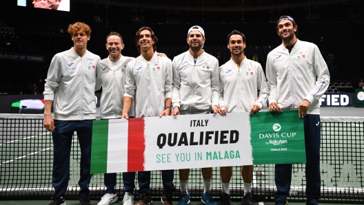 Foto Massimo Paolone/LaPresse 18 Settembre 2022 - Bologna, Italia - sport, tennis - Italia vs Svezia - Simone Bolelli/Fabio Fognini vs Andre Goransson/Dragos Nicolae - Coppa Davis 2022 - Unipol Arena. Nella foto: i giocatori del team Italia Jannik Sinner, Filippo Volandri, Lorenzo Musetti, Simone Bolelli, Fabio Fognini, Matteo Berrettini festeggiano la qualificazione   September 18, 2022 Bologna, Italy - sport, tennis - Italy vs Sweden - Simone Bolelli/Fabio Fognini vs Andre Goransson/Dragos Nicolae - Davis Cup 2022 - Unipol Arena. In the pic: the players of the Italy team Jannik Sinner, Filippo Volandri, Lorenzo Musetti, Simone Bolelli, Fabio Fognini, Matteo Berrettini celebrate the qualification