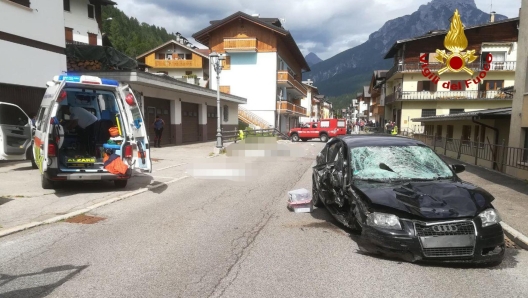 Il luogo dell'incidente avvenuto nel pomeriggio a Santo Stefano di Cadore, nel Bellunese, 06 luglio 2023. C'è una terza vittima nell'incidente, in cui un'auto ha centrato in pieno una famigliola in passeggiata. Oltre al papà e alla nonna è morto all'ospedale di Belluno un bimbo di 2 anni che si trovava sul passeggino condotto dalla madre. ANSA/ VIGILI DEL FUOCO +++ ANSA PROVIDES ACCESS TO THIS HANDOUT PHOTO TO BE USED SOLELY TO ILLUSTRATE NEWS REPORTING OR COMMENTARY ON THE FACTS OR EVENTS DEPICTED IN THIS IMAGE; NO ARCHIVING; NO LICENSING +++