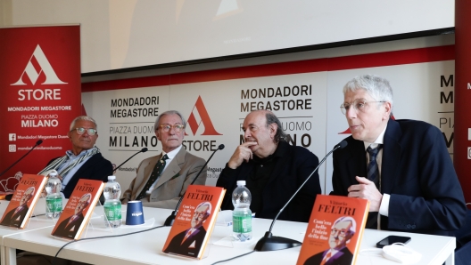 CARLO ROSSELLA GIORNALISTA VITTORIO FELTRI GIORNALISTA  STEFANO ZECCHI SCRITTORE MARIO GIORDANO GIORNALISTA - PRESENTAZIONE LIBRO DI VITTORIO FELTRI COM ERA BELLO LINIZIO DELLA FINE EDITO DA MONDADORI - fotografo: ROMANIELLO IMAGOECONOMICA