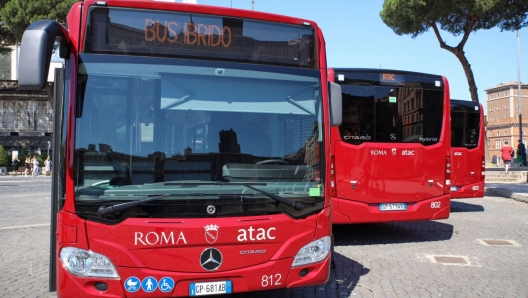 ''Oggi consegniamo alla città i primi 10 bus ibridi, che diventeranno 118 entro luglio. Si tratta di mezzi moderni, più ecologici, più sicuri, più confortevoli per passeggeri e autisti. Al lavoro per rendere la flotta ATAC più giovane, moderna e green'', scrive il sindaco di Roma Roberto Gualtieri sul suo profilo Twitter, 16 giugno 2023. TWITTER ROBERTO GUALTIERI +++ATTENZIONE LA FOTO NON PUO' ESSERE PUBBLICATA O RIPRODOTTA SENZA L'AUTORIZZAZIONE DELLA FONTE DI ORIGINE CUI SI RINVIA+++