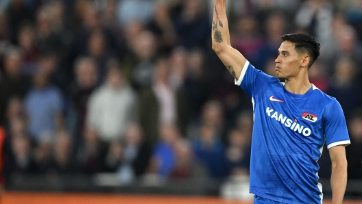 TOPSHOT - AZ Alkmaar's Dutch midfielder Tijjani Reijnders celebrates after scoring the opening goal of the UEFA Europa Conference League semi-final first leg football match between West Ham United and AZ Alkmaar at the London Stadium in east London on May 11, 2023. (Photo by JUSTIN TALLIS / AFP)