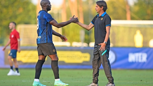 COMO, ITALY - JULY 28: Romelu Lukaku of FC Internazionale and Head Coach Simone Inzaghi of FC Internazionale during the pre-season friendly match between FC Internazionale and FC Crotone at the club's training ground Suning Training Center at Appiano Gentile on July 28, 2021 in Como, Italy. (Photo by Mattia Ozbot - Inter/Inter via Getty Images)