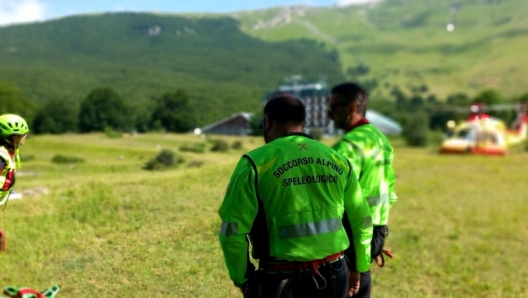 Un alpinista romano è morto durante l'arrampicata ai Prati di Tivo (Teramo), 08 luglio 2023. Due alpinisti capitolini erano lungo la Via Mirka sul Corno Piccolo, sul Gran Sasso, quando uno dei due, il primo di cordata, al quarto tiro, per ragioni ignote, è volato giù lungo la parete ed è deceduto.  ANSA/UFFICIO STAMPA SOCCORSO ALPINO +++ ANSA PROVIDES ACCESS TO THIS HANDOUT PHOTO TO BE USED SOLELY TO ILLUSTRATE NEWS REPORTING OR COMMENTARY ON THE FACTS OR EVENTS DEPICTED IN THIS IMAGE; NO ARCHIVING; NO LICENSING +++ NPK +++