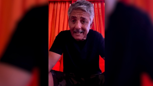 "Viva Rai2! non si farà mai più in via Asiago": lo annuncia, senza mezzi termini, Rosario Fiorello in un video pubblicato sul suo profilo Instagram. Sfogliando i giornali, lo showman legge alcuni articoli che riguardano la sua trasmissione. In particolare si sofferma sulle ipotesi avanzate da qualcuno di indennizzi da parte della Rai ai condomini della zona che lamentano rumore e sporcizia legati alla trasmissione. INSTAGRAM ROSARIO FIORELLO +++ ATTENZIONE LA FOTO NON PUO' ESSERE PUBBLICATA O RIPRODOTTA SENZA L'AUTORIZZAZIONE DELLA FONTE DI ORIGINE CUI SI RINVIA+++ NPK +++