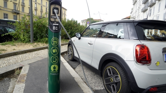 COLONNINE RICARICA MEZZI ELETTRICI, AUTO ELETTRICA - AUTO ELETTRICHE-FOTO ARCHIVIO - fotografo: IMAGOECONOMICA