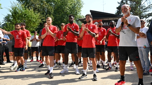 CAIRATE, ITALY - JULY 10: Players of AC Milan cheer the fans ahead of an AC Milan Training Session at Milanello on July 10, 2023 in Cairate, Italy. (Photo by Claudio Villa/AC Milan via Getty Images)