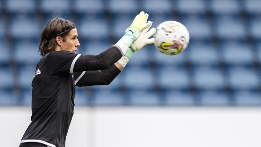 epa10698557 Switzerland's goalkeeper Yann Sommer during a training session of the Swiss national soccer team in Lucerne, Switzerland, 18 June 2023. Switzerland plays Romania in a UEFA Euro 2024 qualifying soccer match on 19 June.  EPA/MICHAEL BUHOLZER