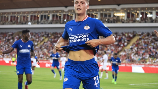 PSV Eindhoven's Dutch midfielder Joey Veerman celebrates after scoring a goal during the UEFA Champions League third qualifying round first leg football match between AS Monaco and PSV Eindhoven at the "Louis II Stadium" in Monaco on August 2, 2022. (Photo by Valery HACHE / AFP)