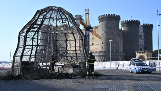 L'installazione 'Venere degli stracci, completamente distrutta da un incendio, in piazza Municipio a Napoli, 12 luglio 2023. ANSA/ CIRO FUSCO