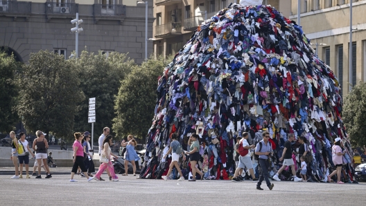 In piazza Municipio a Napoli  l'inaugurazione l'opera  'La Venere degli stracci' alla presenza dell'artista  Michelangelo Pistoletto e del sindaco Gaetano Manfredi, 28 giugno 2023. ANSA / CIRO FUSCO