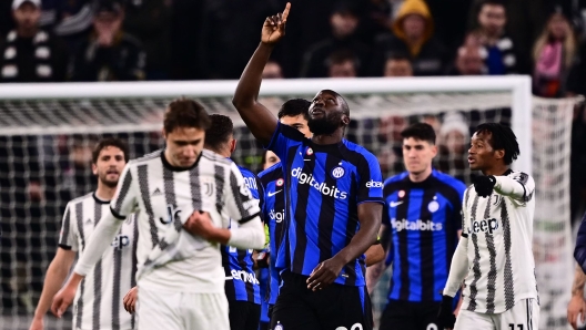 Inter Milans forward Romelu Lukaku (C) celebrates after scoring a goal during the Italian Cup semi-final first leg football match between Juventus and Inter Milan on April 4 2023 at the "Allianz Stadium" in Turin. (Photo by Marco BERTORELLO / AFP)