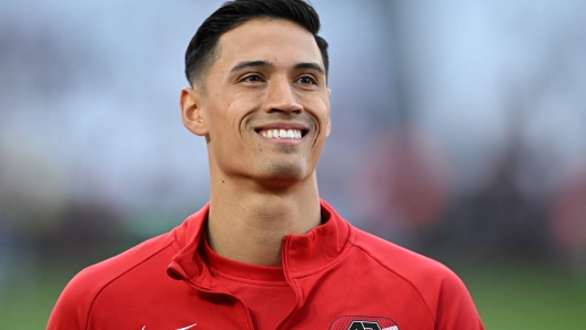 AZ Alkmaar's Dutch midfielder Tijjani Reijnders warms up ahead of the UEFA Europa Conference League semi-final first leg football match between West Ham United and AZ Alkmaar at the London Stadium in east London on May 11, 2023. (Photo by JUSTIN TALLIS / AFP)