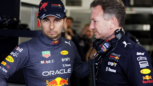 MIAMI, FLORIDA - MAY 08: Sergio Perez of Mexico and Oracle Red Bull Racing talks with Red Bull Racing Team Principal Christian Horner in the garage prior to the F1 Grand Prix of Miami at the Miami International Autodrome on May 08, 2022 in Miami, Florida.   Mark Thompson/Getty Images/AFP
== FOR NEWSPAPERS, INTERNET, TELCOS & TELEVISION USE ONLY ==