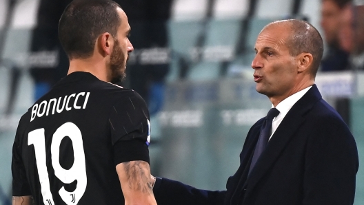 Juventus' Italian head coach Massimiliano Allegri (R) talks to Juventus' Italian defender Leonardo Bonucci during the Italian Serie A football match between Juventus and Sassuolo on October 27, 2021 at the Juventus stadium in Turin. (Photo by Marco BERTORELLO / AFP)