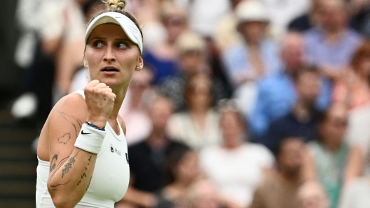 TOPSHOT - Czech Republic's Marketa Vondrousova celebrates winning the first set against Tunisia's Ons Jabeur during their women's singles final tennis match on the thirteenth day of the 2023 Wimbledon Championships at The All England Lawn Tennis Club in Wimbledon, southwest London, on July 15, 2023. (Photo by SEBASTIEN BOZON / AFP) / RESTRICTED TO EDITORIAL USE