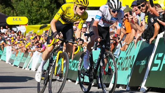 Tour de France 2023 - 110th Edition - 15th stage Les Gets les Portes du Soleil - Saint-Gervais Mont-Blanc 179km - 16/07/2023 - Jonas Vingegaard (DEN - Jumbo - Visma) - Tadej Pogacar (SLO - UAE Team Emirates) - photo Kei Tsuji/SprintCyclingAgency©2023