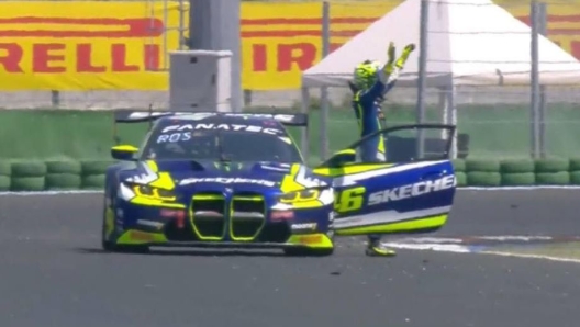 Rossi saluta il pubblico dopo la vittoria