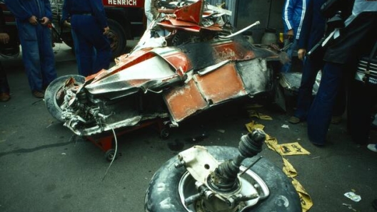 Niki Lauda ist in der 2.Runde des GP Deutschland auf dem Nürburgring schwer verunglückt dies sind die Reste des Autos die Reste wurden zurück an die Boxen gebracht *** Niki Lauda is in the 2 Round the GP Germany on the Nürburgring heavy accident this are The Remains the Cars The Remains were back to The boxing brought