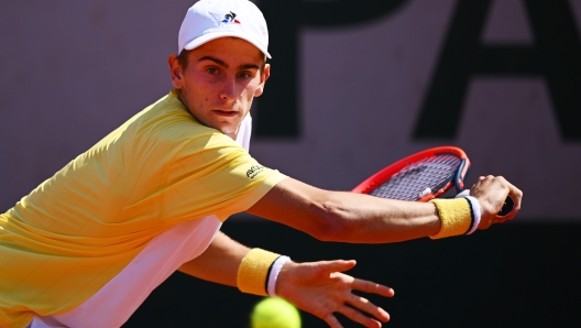 PARIS, FRANCE - MAY 31: Matteo Arnaldi of Italy plays a backhand against Denis Shapovalov of Canada during the Men's Singles Second Round Match on Day Four of the 2023 French Open at Roland Garros on May 31, 2023 in Paris, France. (Photo by Clive Mason/Getty Images)