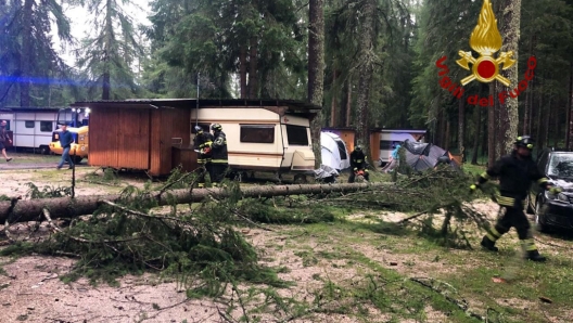 Sono stati più di 100 gli interventi dei vigili del fuoco a causa della tromba d'aria che ha colpito dal tardo pomeriggio di ieri l'Agordino, il Cadore e il Comelico, per la caduta di alberi, lo scoperchiamento di tetti e dissesti statici. I vigili del fuoco hanno operato con 200 operatori del comando di Belluno, delle sei sedi permanenti dei 24 distaccamenti volontari, e con il supporto di squadre regionali provenienti dai comandi di Treviso, Padova, Vicenza e Verona e l'utilizzo di sette autoscale. In serata sono stati aperti i Centri operativi comunali (Coc) a Santo Stefano Cadore e Calalzo (Belluno). Sono in corso questa mattina gli ultimi interventi per la messa in sicurezza delle coperture dei tetti. ANSA/VIGILI DEL FUOCO ANSA PROVIDES ACCESS TO THIS HANDOUT PHOTO TO BE USED SOLELY TO ILLUSTRATE NEWS REPORTING OR COMMENTARY ON THE FACTS OR EVENTS DEPICTED IN THIS IMAGE; NO ARCHIVING; NO LICENSING NPK