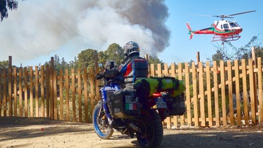 A pochi metri dall'incendio a Laguna Verde