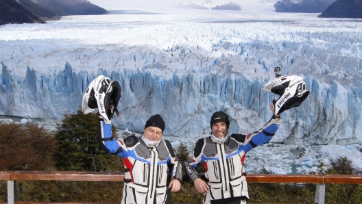 Foto ricordo davanti al ghiacciaio Perito Moreno di El Calafate