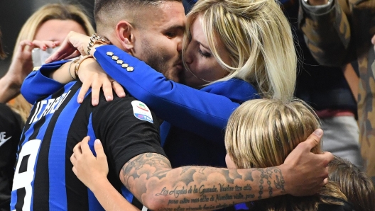 Inter Milan's forward Mauro Emanuel Icardi kisses his wife Wanda Nara at the end of the Serie A soccer match between Inter Milan and AC Milan at the Giuseppe Meazza stadium in Milan, Italy, 21 October 2018. ANSA/DANIEL DAL ZENNARO