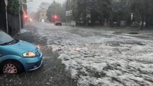 I danni causati dal maltempo in Lombardia, in particolare a Seregno, dpve grandine, pioggia, vento,  flagellano la zona. Facebook Alberto Rossi Sindaco di Seregno  +++ATTENZIONE LA FOTO NON PUO ESSERE PUBBLICATA O RIPRODOTTA SENZA LAUTORIZZAZIONE DELLA FONTE DI ORIGINE CUI SI RINVIA +++ NPK