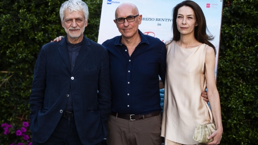 (S-D) LÕattore Fabrizio Bentivoglio, il regista Francesco Micciche, lÕattrice Helene Nardini, posano per i fotografi durante lÕanteprima della docufiction Rai ÒRaul GardiniÓ presso il cinema Barberini, Roma, 18 luglio 2023. ANSA/ANGELO CARCONI