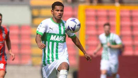 Foto Claudio Grassi/LaPresse 04 Settembre 2022 - Cremona, Italia - sport, calcio - Cremonese vs Sassuolo - Campionato italiano di calcio Serie A TIM 2022/2023 - Stadio Giovanni Zini. Nella foto: Rogerio (#6 Sassuolo)

September 04, 2022 Cremona, Italy - sport, calcio - US Cremonese vs US Sassuolo Calcio - Italian Serie A TIM Football Championship 2022/2023 - Giovanni Zini Stadium. In the pic: Rogerio (#6 Sassuolo)