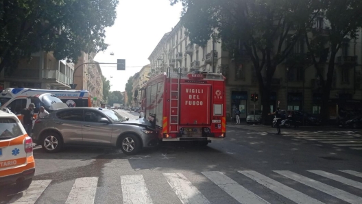 L'automobile della scorta del presidente del Senato Ignazio La Russa e il mezzo dei vigili del fuoco coinvolti in un incidente senza gravi conseguenze in via Castelmorrone, all'angolo con via Modena, a Milano, 24 luglio 2023. ANSA/ ANDREA FASANI