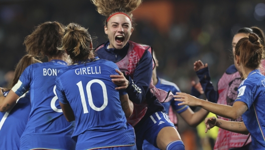 Italy's Cristiana Girelli celebrates with teammates after scoring the opening goal during the Women's World Cup Group G soccer match between Italy and Argentina in Auckland, New Zealand, Monday, July 24, 2023. (AP Photo/Rafaela Pontes)   Associated Press/LaPresse Only Italy and Spain