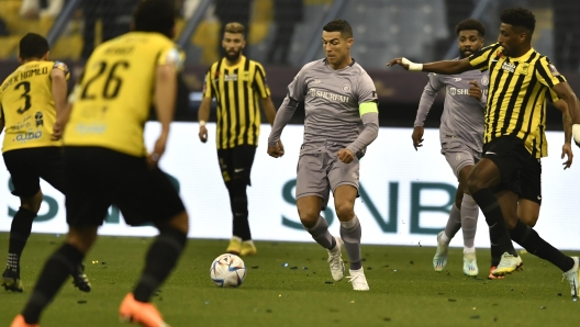 epa10431776 Al Nassr's Cristiano Ronaldo (C) in action during the Saudi Super Cup soccer match between Al-Ittihad and Al-Nassr in Riyadh, Saudi Arabia, 26 January 2023.  EPA/STR