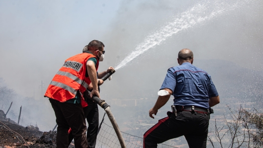 A moment of the rescue operations to put out the fire in Palermo, 25 July 2023.  Wildfires have swept Sicily amid Italy's latest heatwave and Palermo airport was briefly close to traffic amid an encroaching fire earlier Tuesday. ANSA/FRANCESCO MILITELLO MIRTO