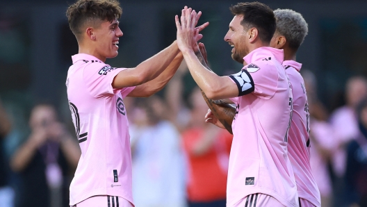 FORT LAUDERDALE, FLORIDA - JULY 25: Lionel Messi #10 of Inter Miami CF celebrates with his teammates after scoring a goal in the first half during the Leagues Cup 2023 match between Inter Miami CF and Atlanta United at DRV PNK Stadium on July 25, 2023 in Fort Lauderdale, Florida.   Hector Vivas/Getty Images/AFP (Photo by Hector Vivas / GETTY IMAGES NORTH AMERICA / Getty Images via AFP)