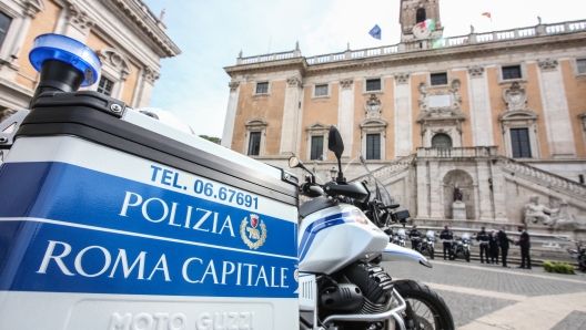 POLIZIA ROMA CAPITALE NUOVE MOTO GUZZI IN DOTAZIONE AL REPARTO MOTOCICLISTI PIAZZA DEL CAMPIDOGLIO AGENTE AGENTI VIGILE VIGILI MOTOCICLETTA MOTOCICLETTE - NUOVE MOTO GUZZI IN DOTAZIONE ALLA POLIZIA DI ROMA CAPITALE - fotografo: PUCCINI IMAGOECONOMICA