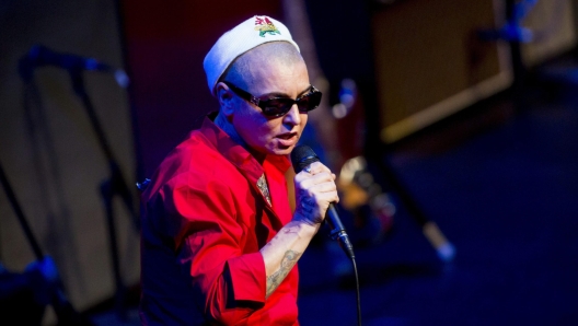 epa10770174 (FILE) - Irish singer-songwriter Sinead O'Connor performs during the Budapest Spring Festival at the Palace of Arts in Budapest, Hungary, 21 April 2015 (reissued 26 July 2023). O'Connor has died at the age of 56, the singer's family announced on 26 July 2023.  EPA/BALAZS MOHAI HUNGARY OUT *** Local Caption *** 51898978