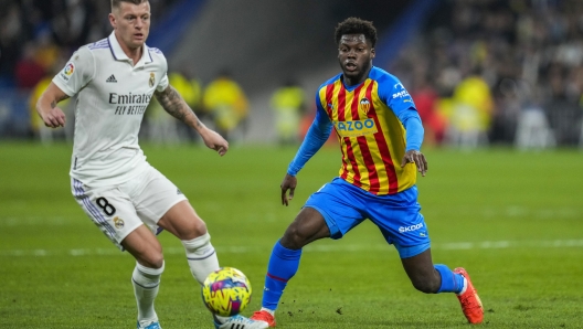 Real Madrid's Toni Kroos, left, vies for the ball with Valencia's Yunus Musah during the Spanish La Liga soccer match between Real Madrid and Valencia at Santiago Bernabeu stadium in Madrid, Thursday, Feb. 2, 2023. (AP Photo/Bernat Armangue)