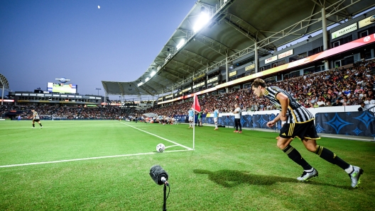 CARSON, CALIFORNIA - JULY 27: Federico Chiesa #7 of Juventus takes a corner kick during the pre-season friendly match against AC Milan at Dignity Health Sports Park on July 27, 2023 in Carson, California. (Photo by Daniele Badolato - Juventus FC/Juventus FC via Getty Images)