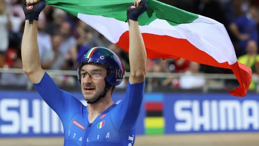 Italy's Elia Viviani celebrates winning the Men's Elimination finals during the UCI Track Cycling World Championships at the Velodrome of Saint-Quentin-en-Yvelines, southwest of Paris, on October 16, 2022. (Photo by Thomas SAMSON / AFP)