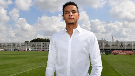 TURIN, ITALY - AUGUST 31: Mohamed Ihattaren poses as he signs a contract with Juventus at JTC on August 31, 2021 in Turin, Italy. (Photo by Juventus FC/Juventus FC via Getty Images)