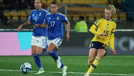 Sweden's forward #15 Rebecca Blomkvist (R) shoots and scores her team's fifth goal during the Australia and New Zealand 2023 Women's World Cup Group G football match between Sweden and Italy at Wellington Stadium, also known as Sky Stadium, in Wellington on July 29, 2023. (Photo by Marty MELVILLE / AFP)