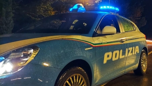 (DIRE) Reggio Emilia, 13 lug. - Una tentata estorsione a suon di botte. E' l'ennesimo episodio di violenza giovanile consumato nel quartiere Canalina di Reggio Emilia, dove l'intervento della polizia ha portato all'esecuzione di una misura cautelare (il collocamento in comunità) a carico di un minore già noto per reati anche gravi contro la persona, il patrimonio e l'ordine pubblico. In dettaglio il 10 giugno scorso il giovane ha fermato una coppia di coetanei imponendo loro di mostrare cosa avessero nelle tasche per rapinarli. Uno dei due ha reagito, ed è stato preso a pugni e a schiaffi in faccia.      L'arrivo della polizia ha messo in fuga l'aggressore, che è stato comunque identificato. La Questura di Reggio esorta chi abbia subito atti di bullismo o aggressioni a denunciare, ricordando che "il minore davvero coraggioso non è quello che consuma un delitto ma quello che, essendo vittima o testimone di un sopruso, ha il coraggio di rivolgersi, con fiducia, alle forze di polizia".   (Cai/ Dire) 11:52 13-07-23   NNNN