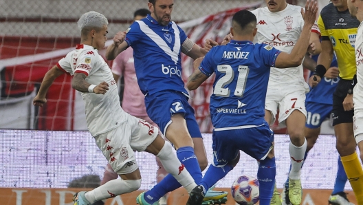 epa10777914 Velez Sarsfield's Diego Godin (C-L) in action against Huracan's Juan Gauto (L) and Matias Coccaro (R) during the Argentinian Liga Profesional soccer match between Huracan and Velez Sarsfield, in Buenos Aires, Argentina, 30 July 2023. Diego Godin announced that he is retiring, and this match will be his last as a professional.  EPA/JUAN IGNACIO RONCORONI