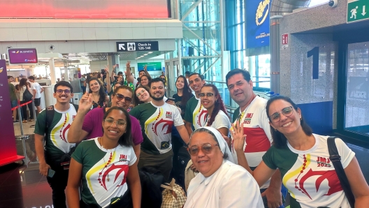 Il gruppo di brasiliani all'Aeroporto di Fiumicino in attesa di imbarcarsi sul volo diretto a Lisbona, 31 Luglio 2023. ANSA/TELENEWS