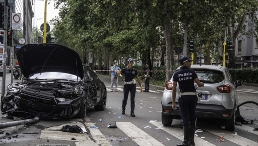 Il luogo del grave incidente a Milano causato da due auto che si sono scontrate in viale Umbria all'angolo con via Colletta. Nello schianto, una delle due vetture  finita contro un pedone, travolgendolo, 1 Agosto 2023. ANSA/ANDREA FASANI