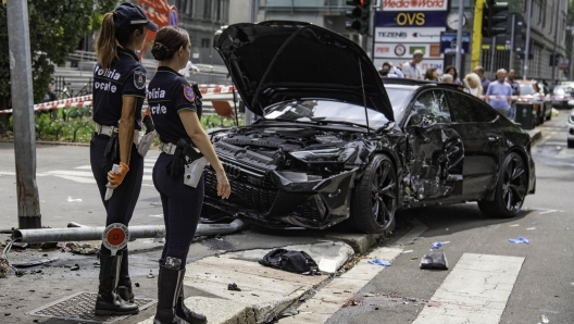 Il luogo del grave incidente a Milano causato da due auto che si sono scontrate in viale Umbria all'angolo con via Colletta. Nello schianto, una delle due vetture è finita contro un pedone, travolgendolo, 1 Agosto 2023. ANSA/ANDREA FASANI